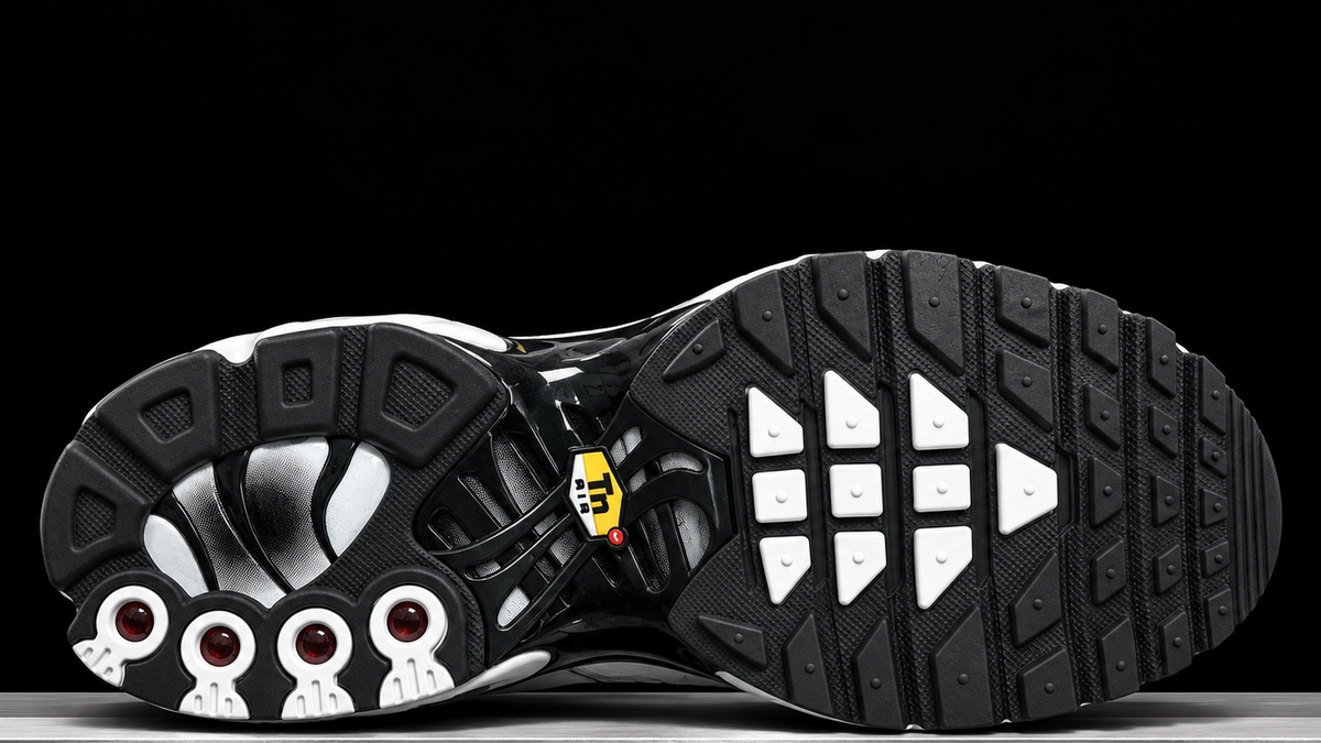 Nike Air Max Plus Black Metallic Silver