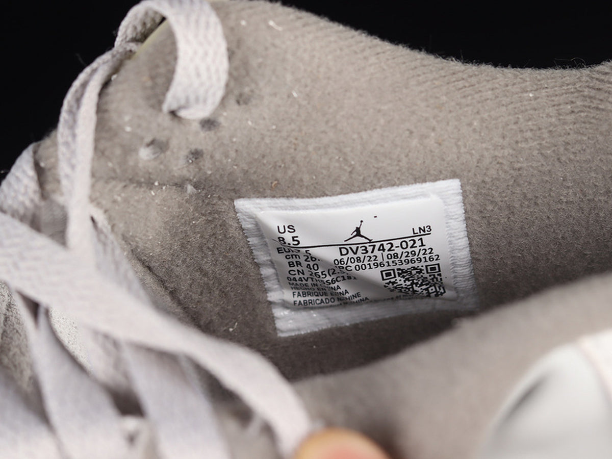 Jordan 4 Retro SE Craft Photon Dust