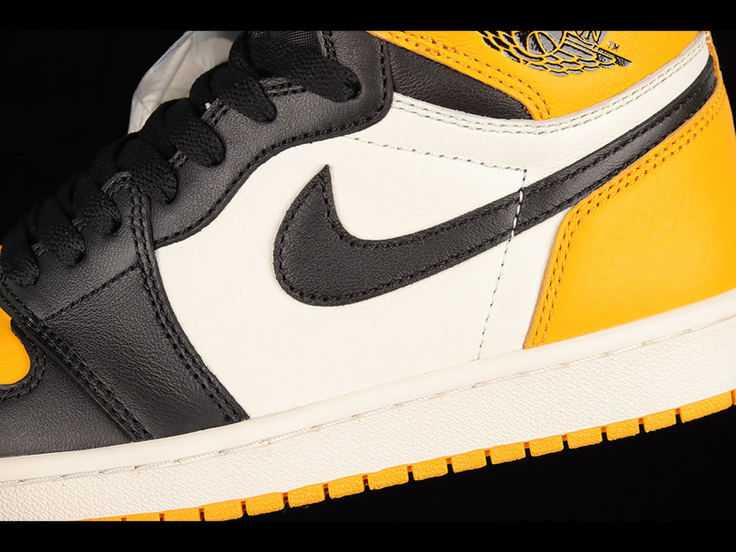 Air Jordan 1 Retro High OG Yellow Toe Taxi