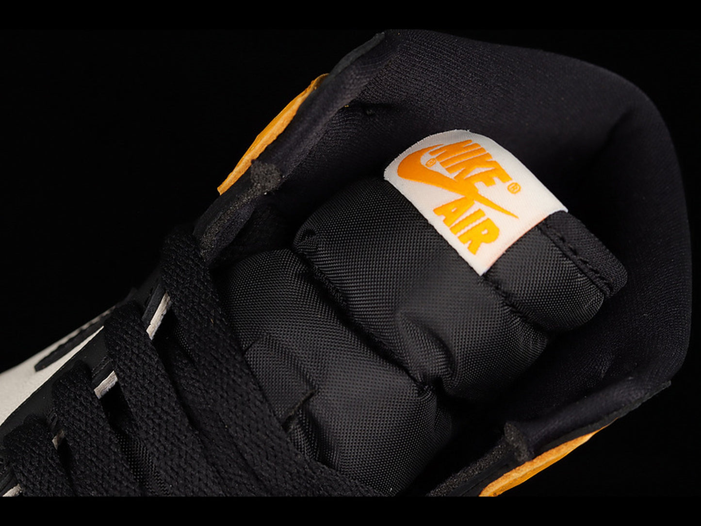 Air Jordan 1 Retro High OG Yellow Toe Taxi