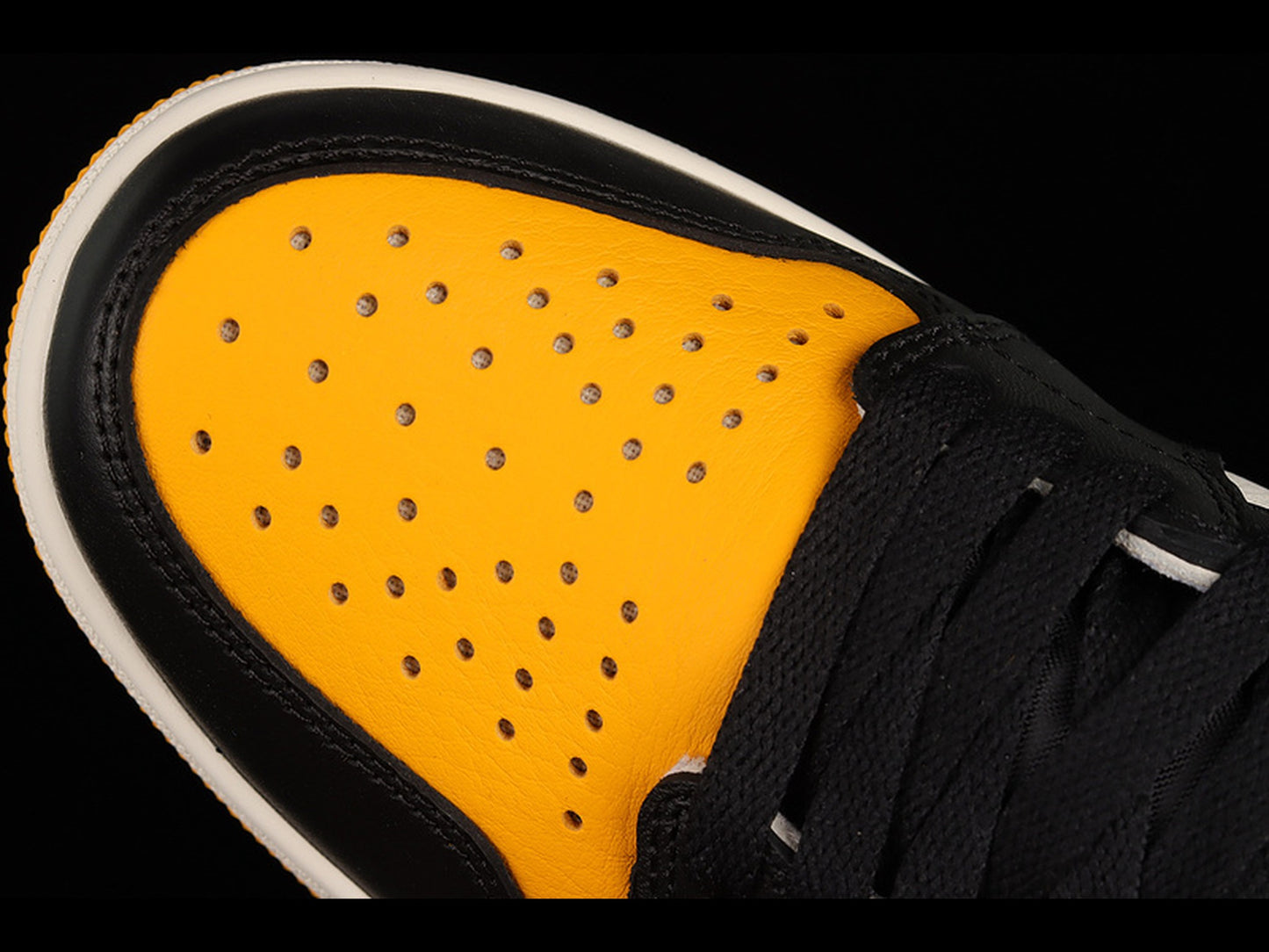 Air Jordan 1 Retro High OG Yellow Toe Taxi