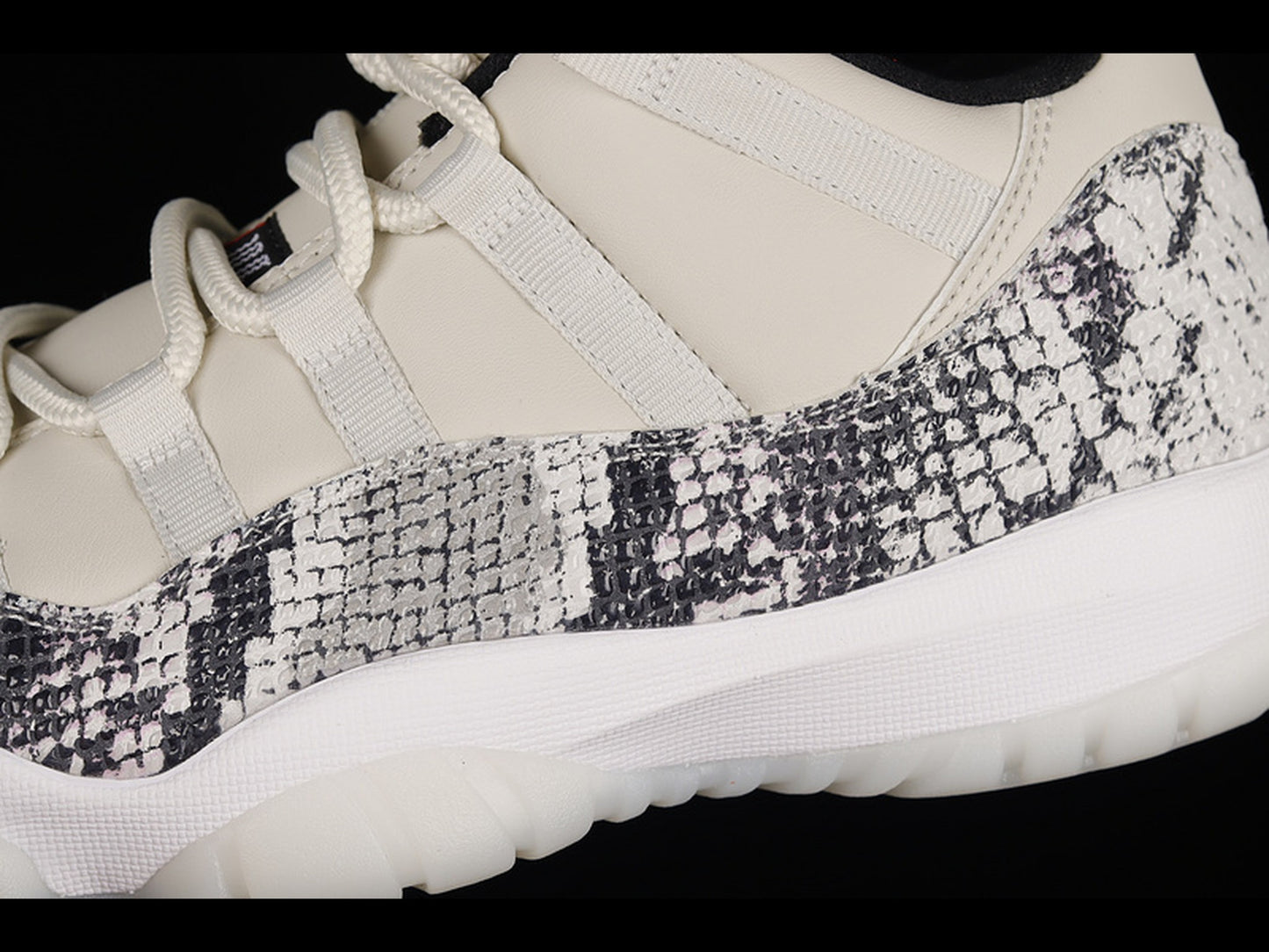 Air Jordan 11 Retro Low Light Bone