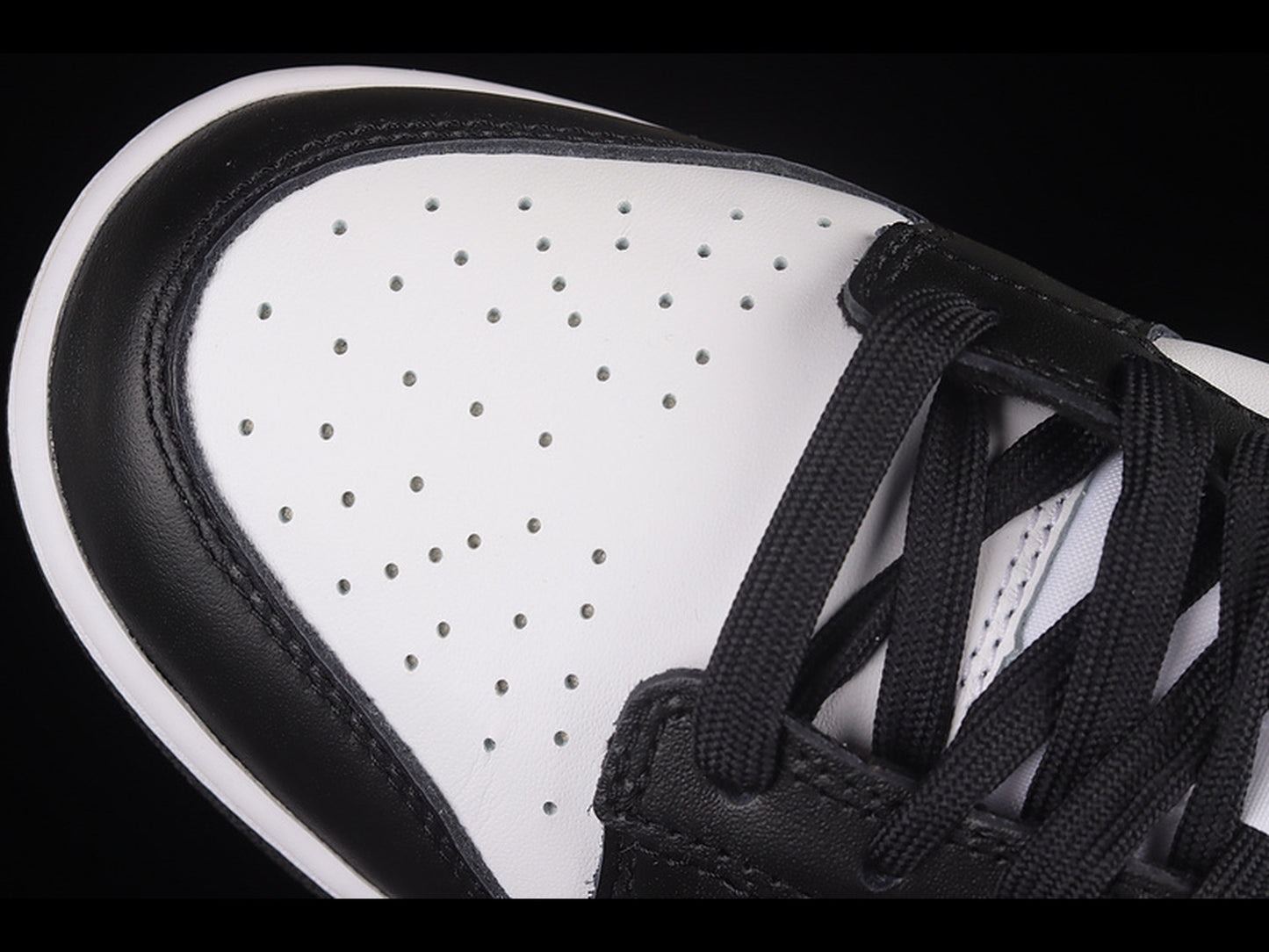 Nike SB Dunk Low Panda