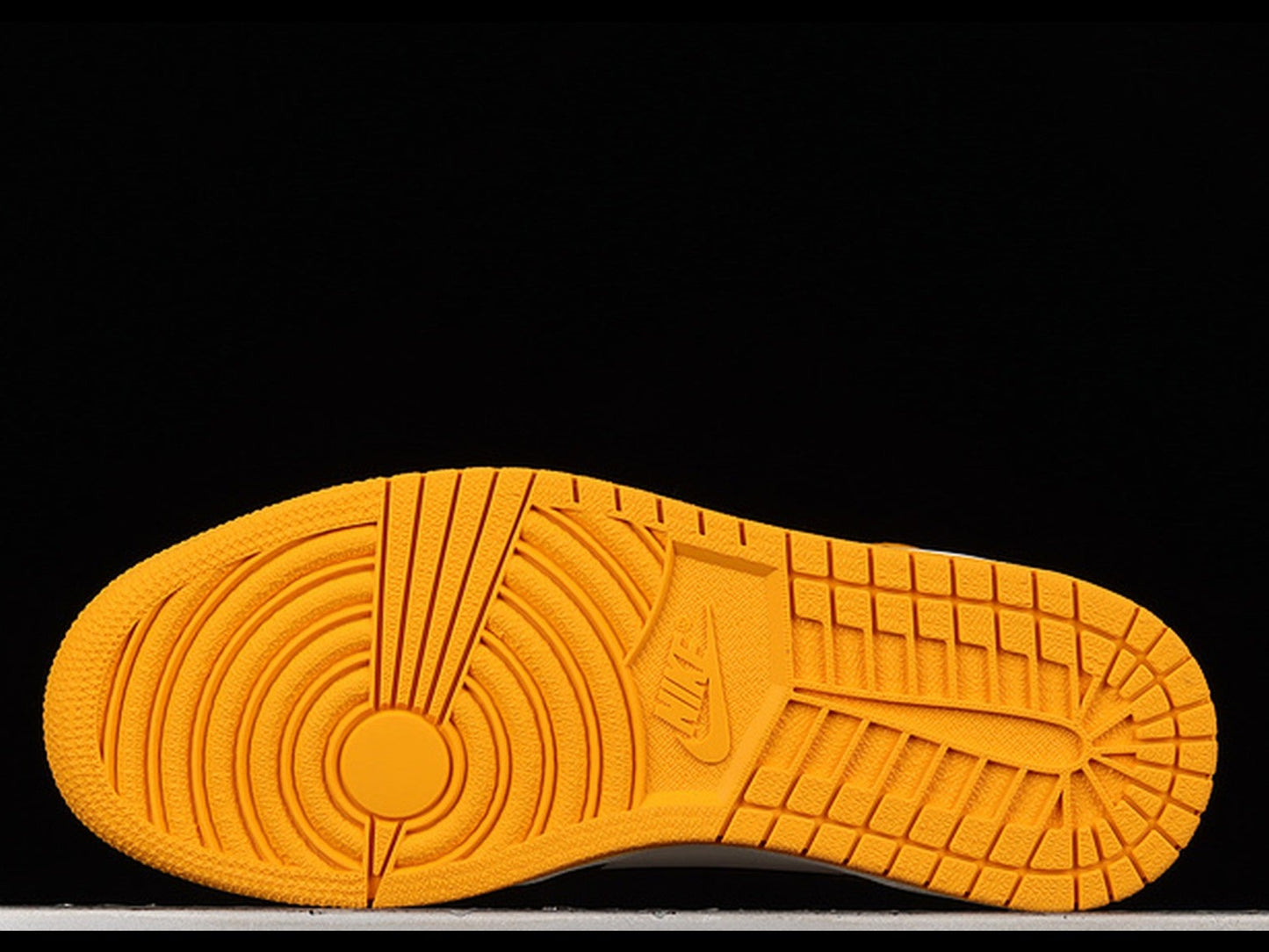 Air Jordan 1 Retro High OG Yellow Toe Taxi