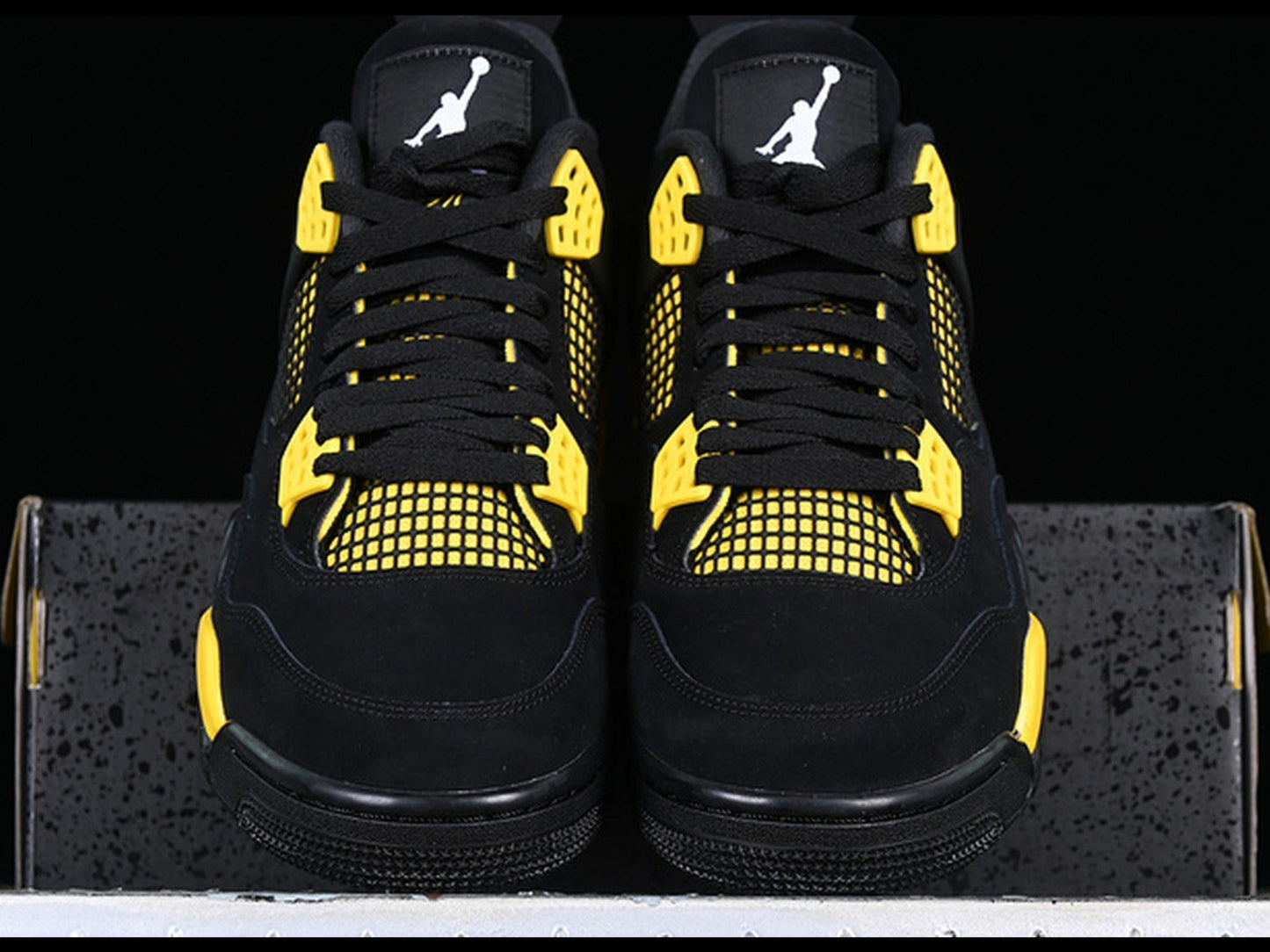 Air Jordan 4 Retro Thunder (2023)