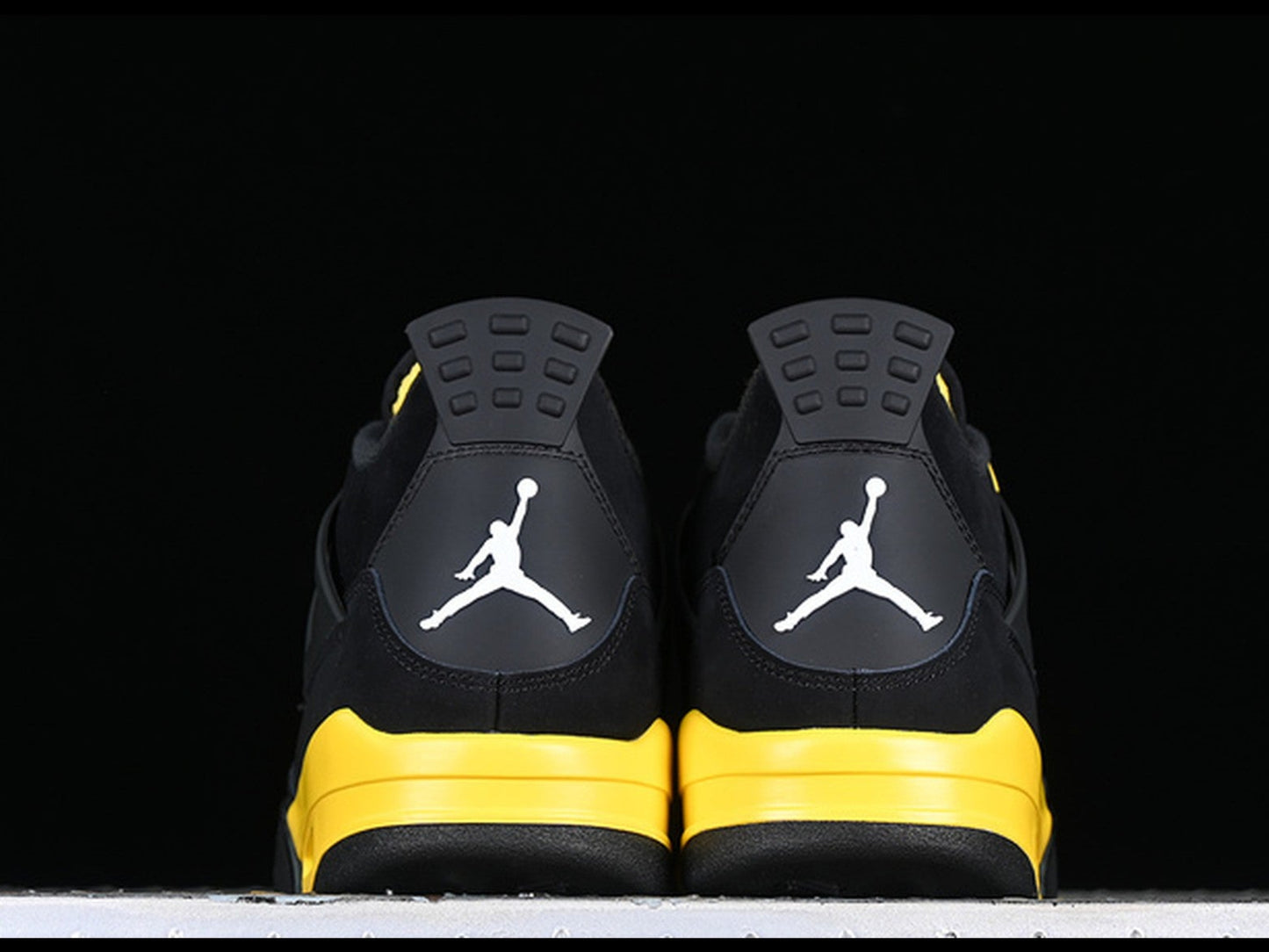 Air Jordan 4 Retro Thunder (2023)
